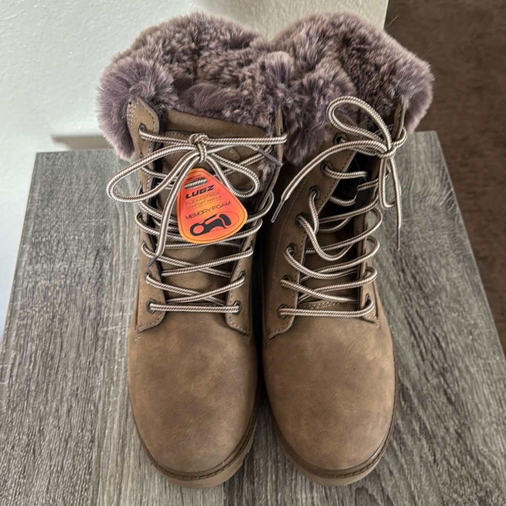Brand new women’s size 9 winter boots olive green Lugz boot with fur top
